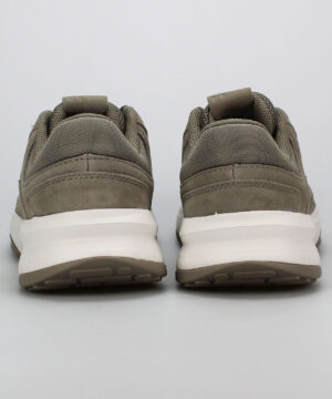 Męskie buty treningowe Under Armour Edge Suede z jasną podeszwą i brązową cholewką